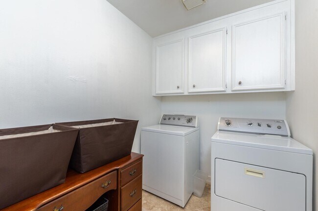 Building Photo - 4915 Keneshaw St