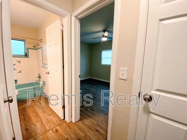 Building Photo - 1121 Mary Jane Ln