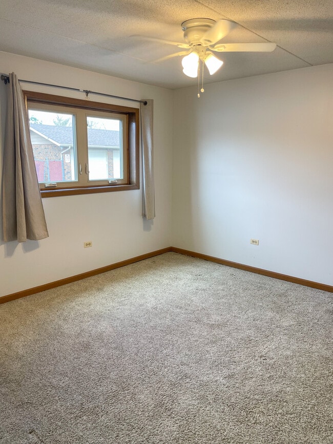 Building Photo - 16736 Paxton Ave