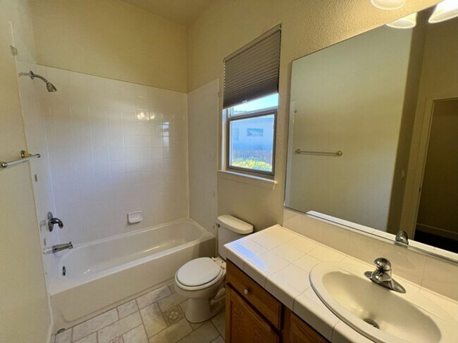 Building Photo - Beautiful Three Bedroom in the Golf Cou...