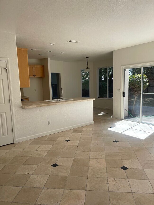 Building Photo - Beautiful 3-Bedroom Family Home in Desirable Northeast Stockton