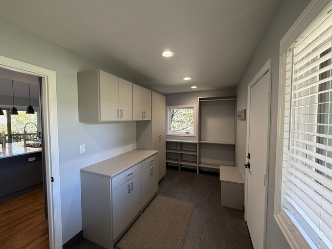 Building Photo - 3 Bedroom 2.5 Bath Home with 2 Car Garage ...
