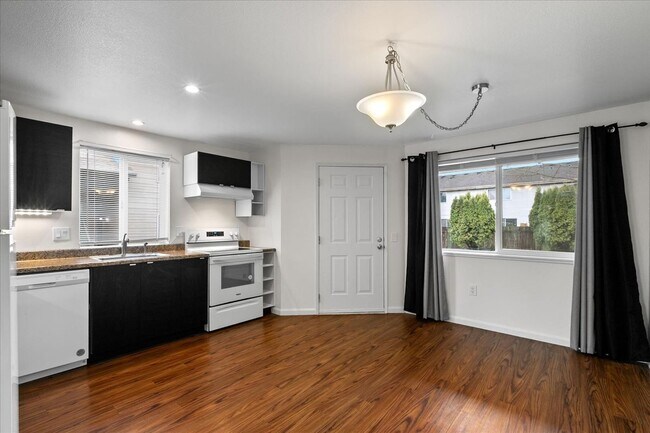 Building Photo - Monroe End Unit Townhome Unit A