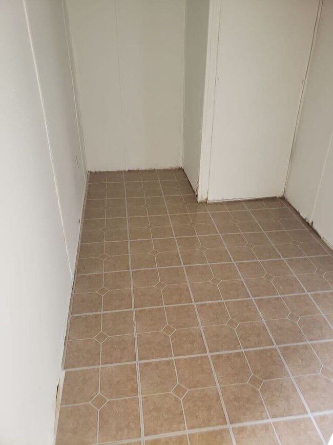 Building Photo - APPROVED SECTION 8 VOUCHERS ONLY! Rent thi...