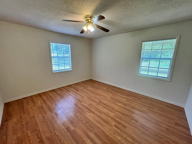 Building Photo - 5509 Rainbow Ln