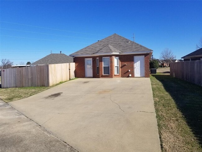 Building Photo - 1100 Stafford Dr