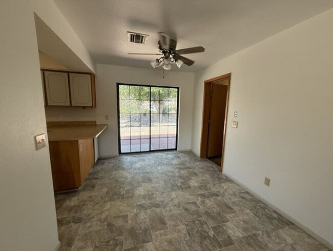 Building Photo - 2 Bedroom 1 Bath Contact Property Pros Property Management