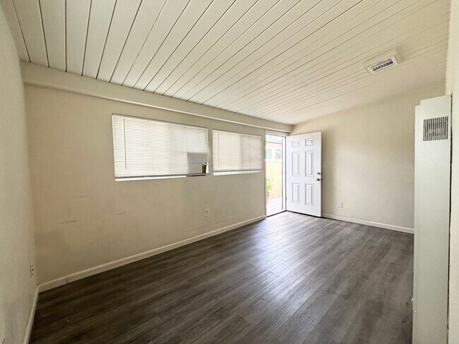 Building Photo - *718-720 Raven Street