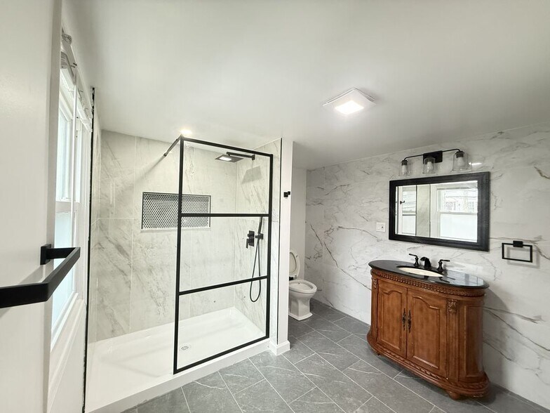 Building Photo - 735 Main St