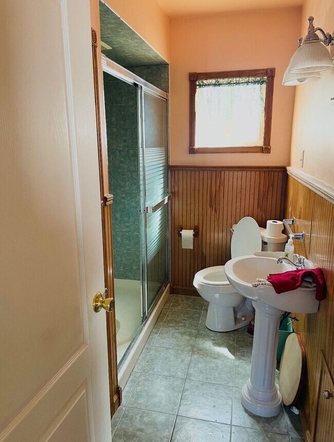 Building Photo - Single Family Home Available in Schenectady, NY!