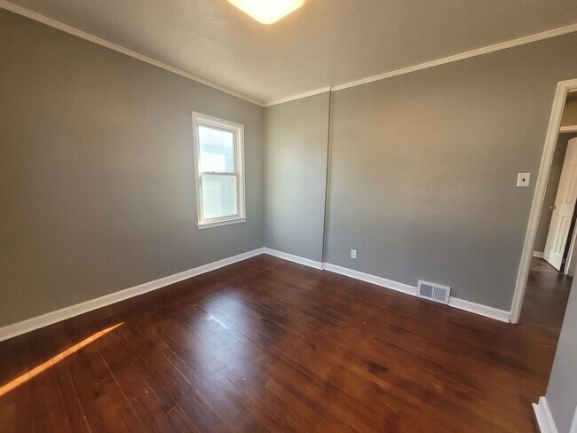 Building Photo - 2405 Maple St