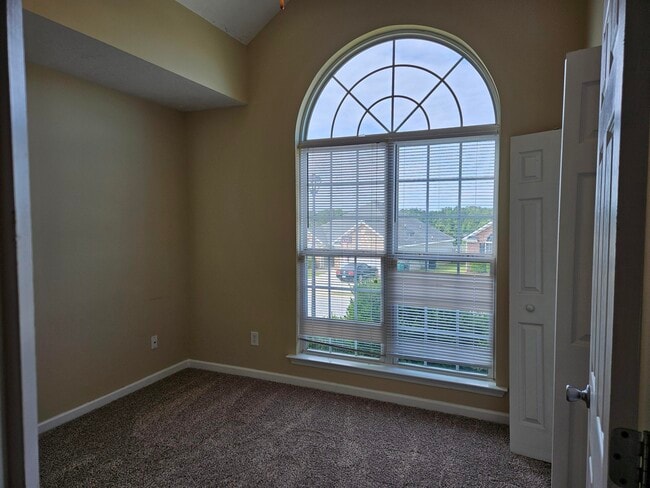 Building Photo - 450 Lory Ln