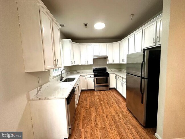 Building Photo - 12921 Woodcutter Cir