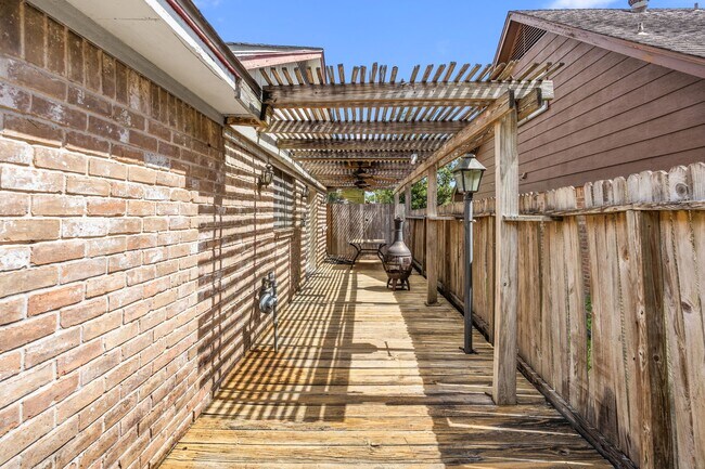 Building Photo - 2211 Turtle Creek Dr