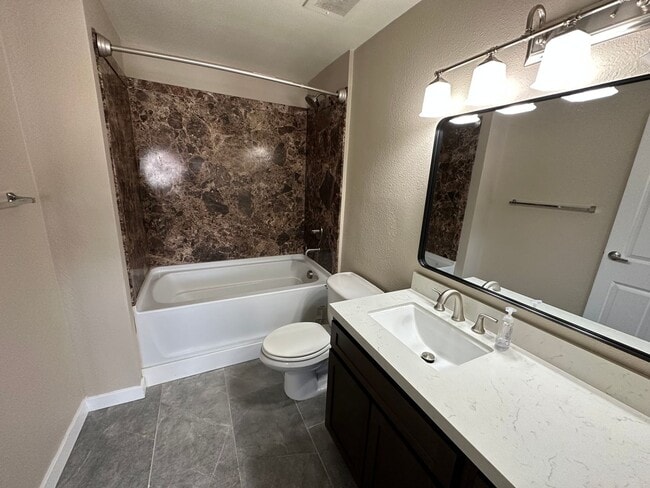 Building Photo - Renovated 1BR High-Rise Condo in Downtown ...