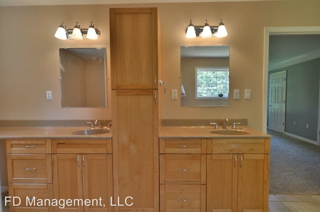 Building Photo - 4 br, 2.5 bath House - 92 Forrest Road