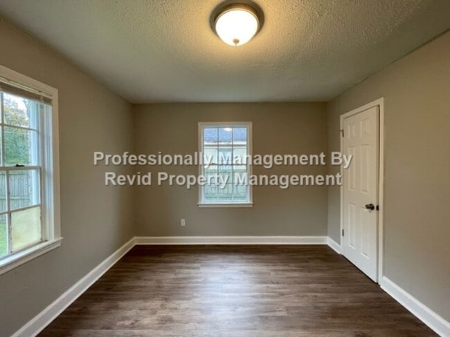 Building Photo - 170 Eastview Dr