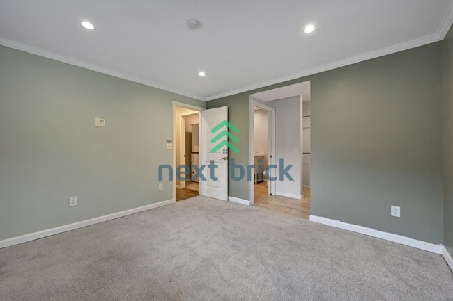 Building Photo - Move-In Ready 4 Bedroom Home in Prime Bellevue Location