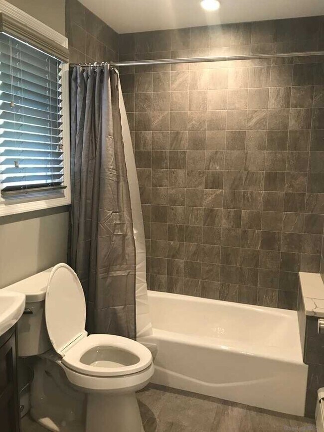 Building Photo - 328 Glen Cove Rd