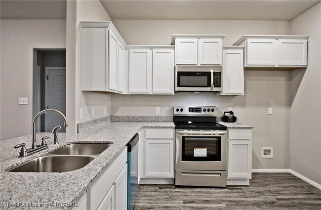 Building Photo - 9025 Wildwood Way