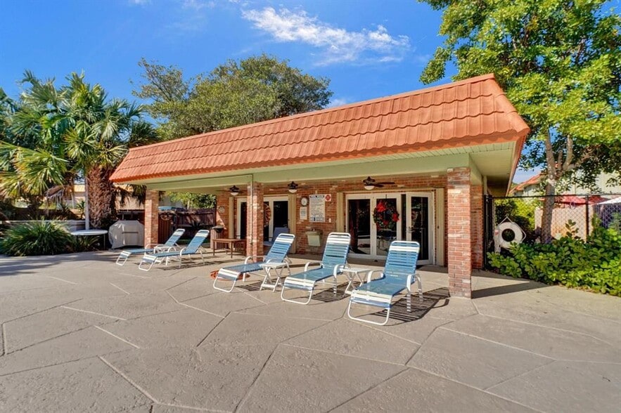 Building Photo - 120 NE 20th Ct