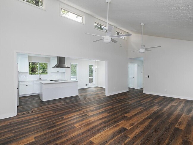 Building Photo - 2506 Kingsley Dr NE