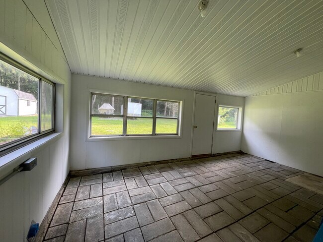 Full length Screened in Porch off of garage - 2371 NY-17C