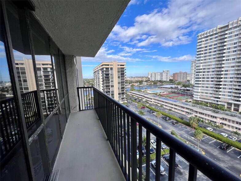 Building Photo - 2049 S Ocean Dr