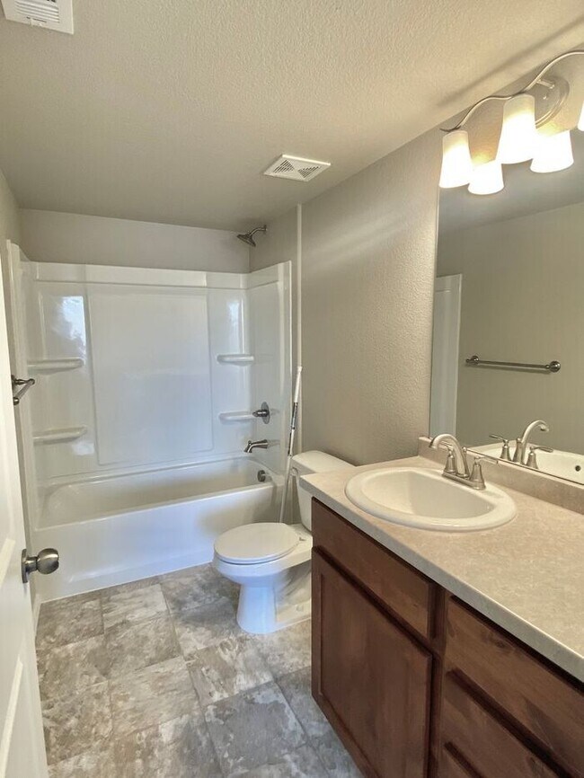 Building Photo - West Greeley Townhome with Garage!