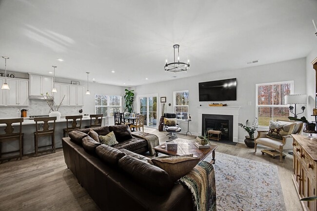 Building Photo - 4 Bedroom Executive Home located in Magnolia Green