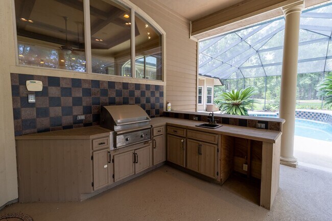 Building Photo - Executive Gainesville Rental: Custom 4 Sui...