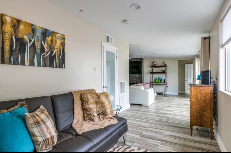 Building Photo - 7114 E Orange Blossom Ln