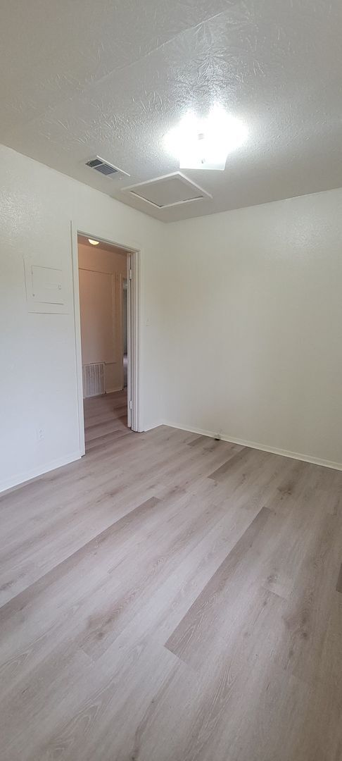 Building Photo - Huge 3 bedroom/1 bath upstairs apartment with Water, Gas Range and Refrigerator!