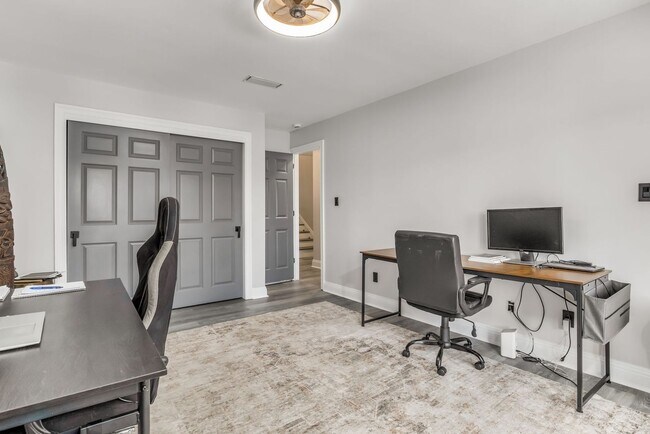 Building Photo - Experience Waterfront Living in Port Royal!