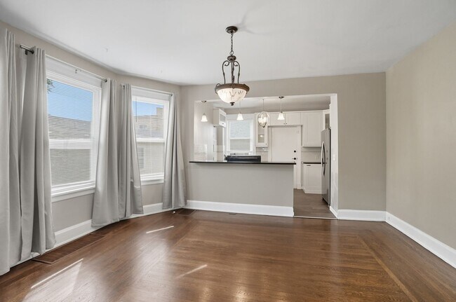 Building Photo - 6 Bed/3 Bath Remodeled Hyde Park Home w/Ce...