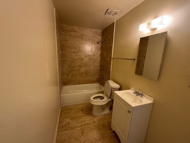 Building Photo - Holiday Gardens Townhome
