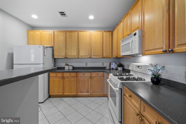 Building Photo - 4950 Brenman Park Dr