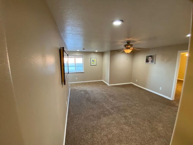 Building Photo - 3 Bedroom 2 Bath Basement Apartment of Sin...