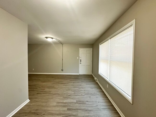 Building Photo - 2339 Harrodsburg Rd