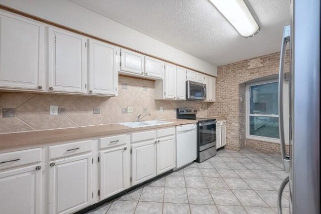 Building Photo - 8450 Ariel St