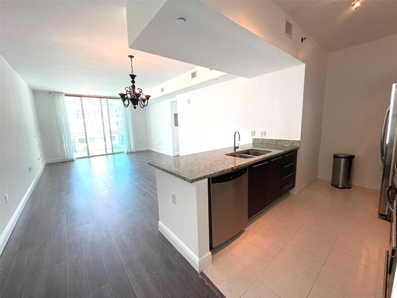 Building Photo - 951 Brickell Ave