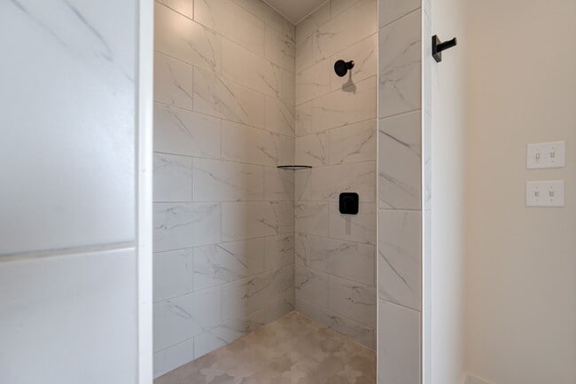 Building Photo - 6016 Kinnick Dr