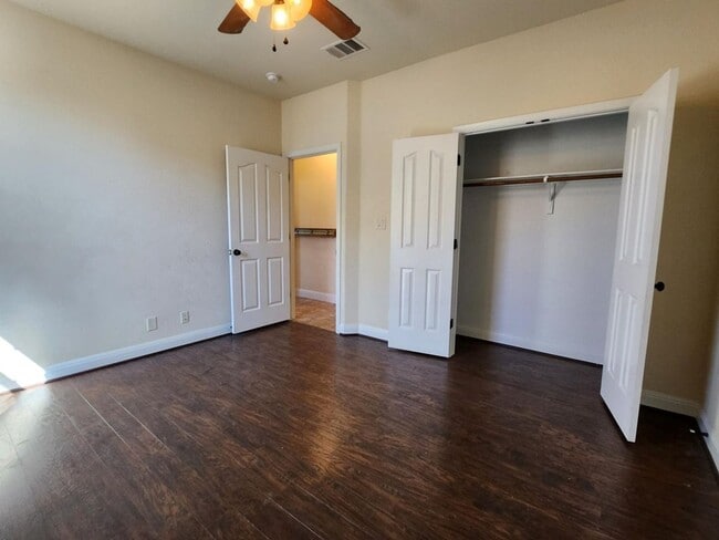 Building Photo - Large 4 bedroom 2.5 bath home