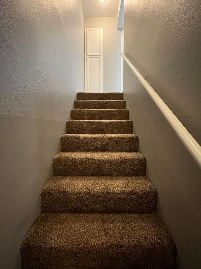 Building Photo - 3 Bedroom Townhome Near W University Dr and S Hardy Dr!