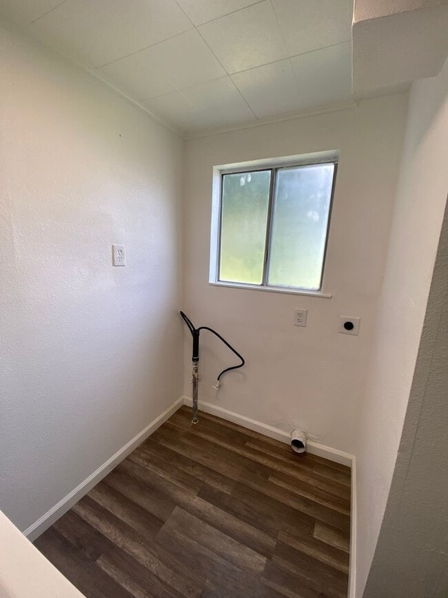 Building Photo - 3841