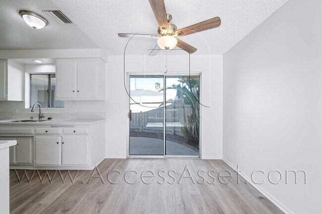 Building Photo - 41012 Beachwood Ave