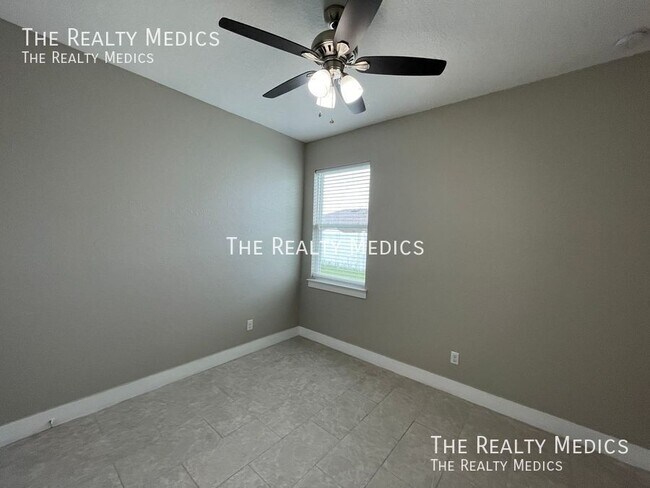 Building Photo - 279 Elm Ct