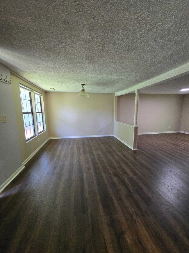 Building Photo - Charming 2-Bed Gem on Ashmore Ave