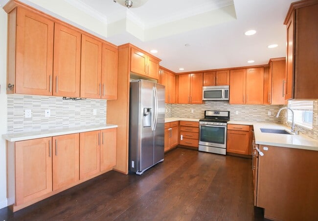 Building Photo - Newer Contemporary Home for Rent - Conveni...