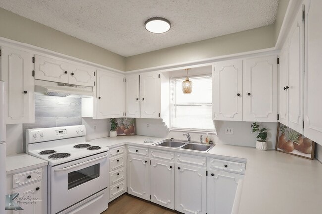 Building Photo - 3 bedroom FULL RENOVATED in 2023! ALL APPLIANCES provided!